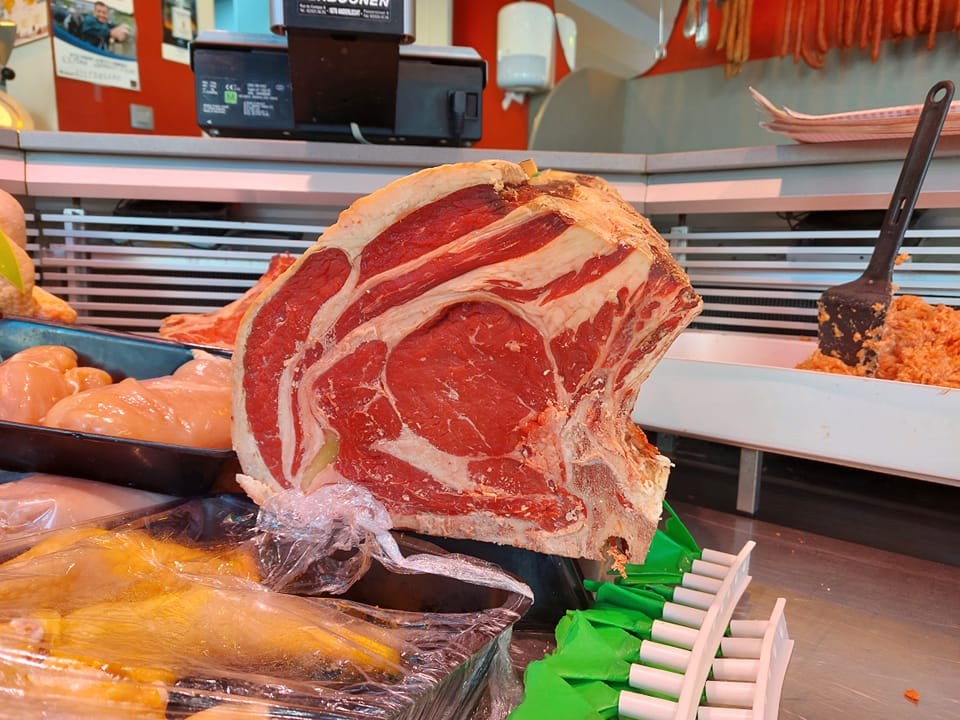 Côte à l’os à la vitrine