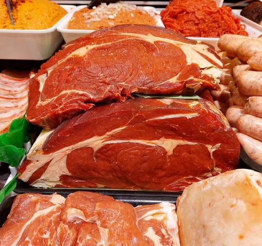 Pièces de bœuf à la vitrine de la boucherie