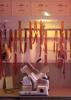 Saucissons suspendus au-dessus de la trancheuse