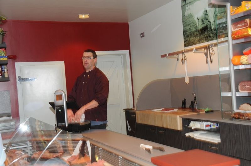 Stéphane au comptoir de la boucherie